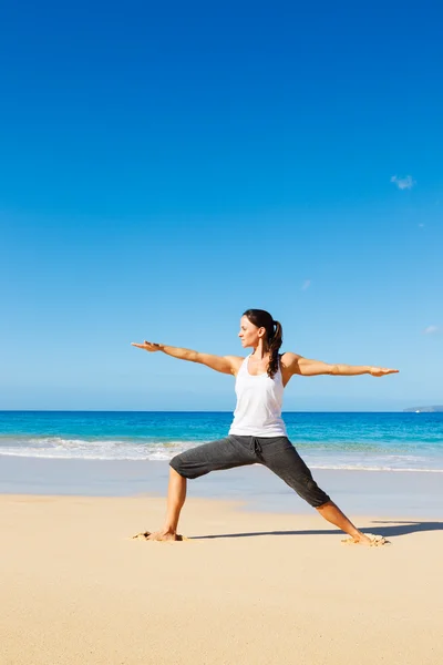 Frau praktiziert Yoga Stockfoto