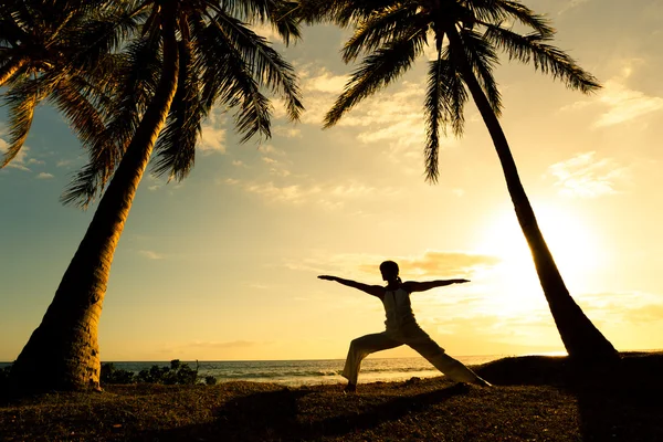 Під час заходу сонця йога — стокове фото