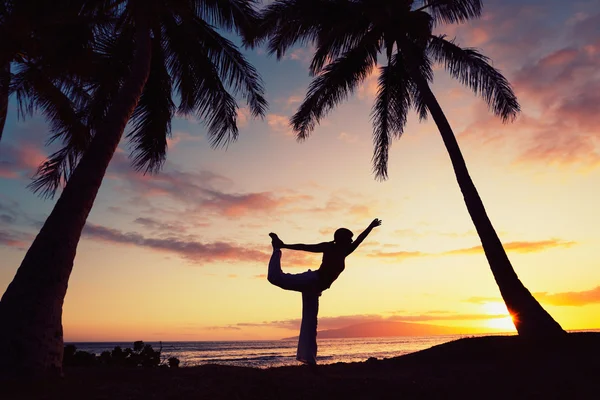 Solnedgång yoga — Stockfoto