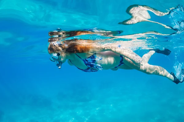 Woman Snorkeling in Tropical Ocean — Stock Photo, Image