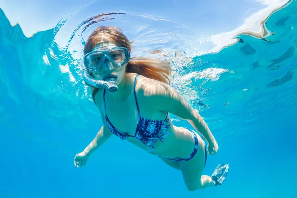 Snorkeling a trópusi óceán nő — Stock Fotó