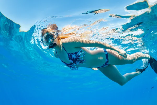 Frau schnorchelt im tropischen Ozean — Stockfoto