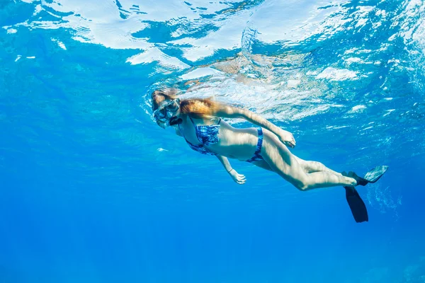 열 대 바다에서 스노클링 하는 여자 — 스톡 사진