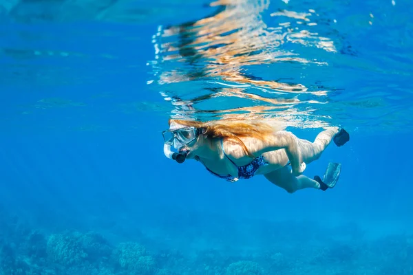 Vrouw snorkelen in tropische oceaan — Stockfoto