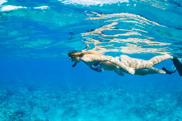 Женщина-подводное плавание в тропическом океане — стоковое фото