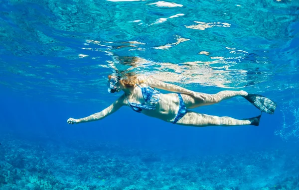 Kvinna snorkling i tropiska hav — Stockfoto