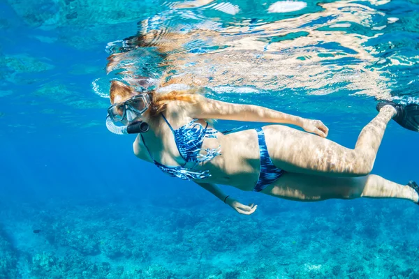 Woman Snorkeling in Tropical Ocean — Stock Photo, Image