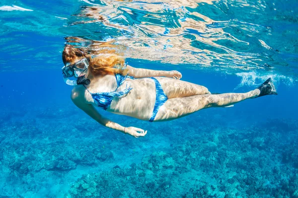 熱帯の海でシュノーケ リングの女性 — ストック写真