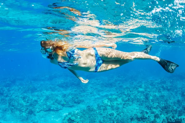 Donna che fa snorkeling nell'oceano tropicale — Foto Stock