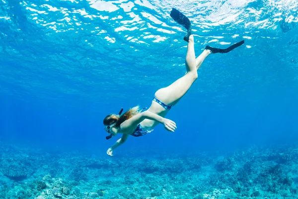 Femme Plongée en apnée dans l'océan tropical — Photo
