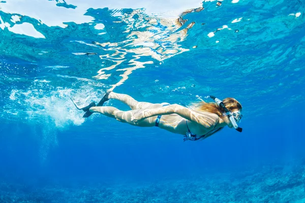 Žena šnorchlování v tropických oceánů — Stock fotografie