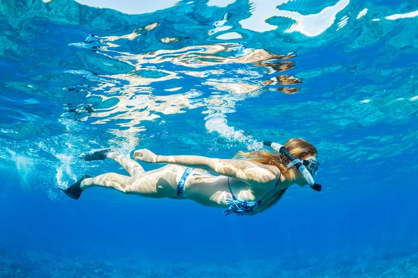 浮潜在热带海洋中的女人 — 图库照片