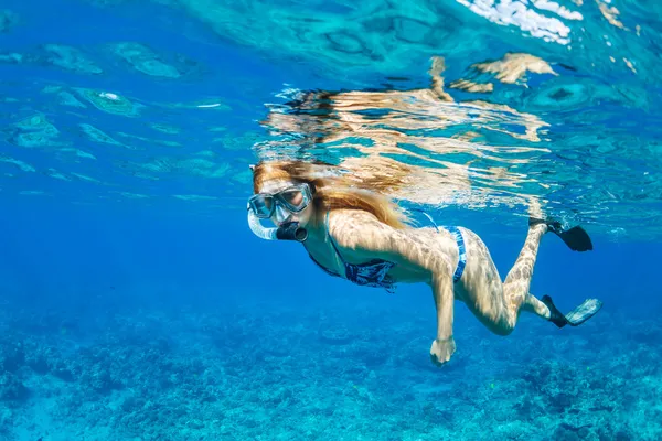 Snorkel mulher no Oceano Tropical — Fotografia de Stock