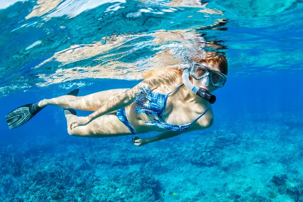熱帯の海でシュノーケ リングの女性 — ストック写真