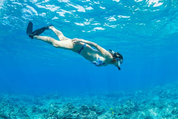 Femme Plongée en apnée dans l'océan tropical — Photo