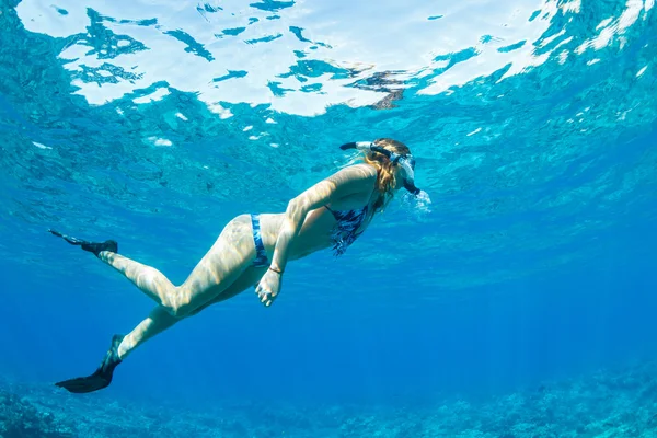 Frau schnorchelt im tropischen Ozean — Stockfoto