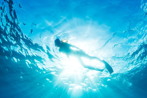 Vrouw snorkelen in tropische oceaan — Stockfoto