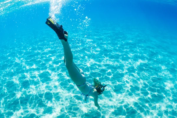 Snorkel de mujer en el Océano Tropical —  Fotos de Stock