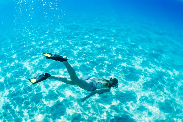 浮潜在热带海洋中的女人 — 图库照片
