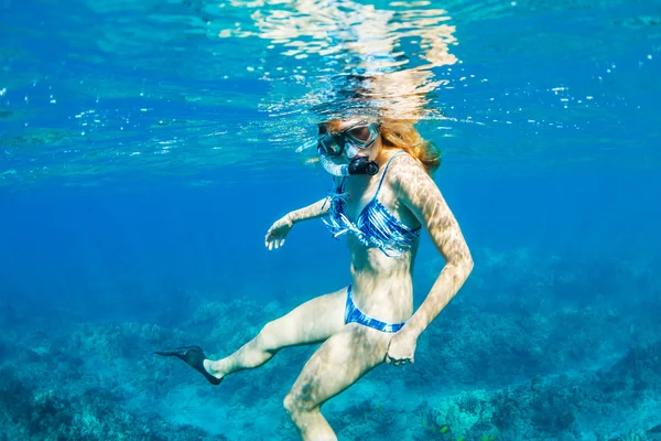 열 대 바다에서 스노클링 하는 여자 — 스톡 사진