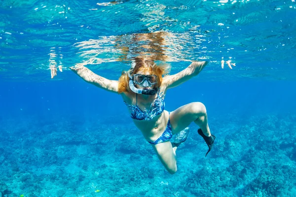Žena šnorchlování v tropických oceánů — Stock fotografie