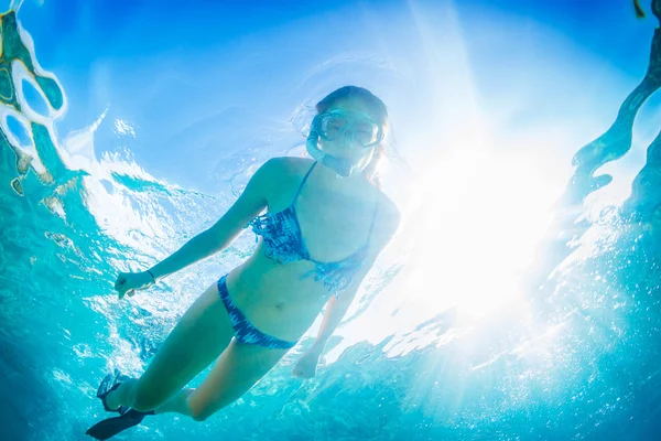 Kobieta z rurką w ocean lub tropikalny — Zdjęcie stockowe