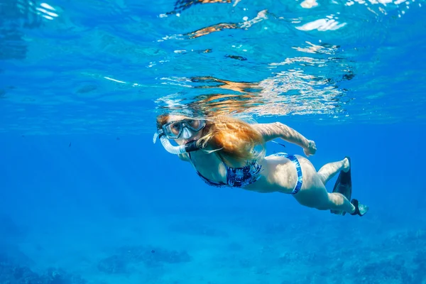 Donna che fa snorkeling nell'oceano tropicale — Foto Stock