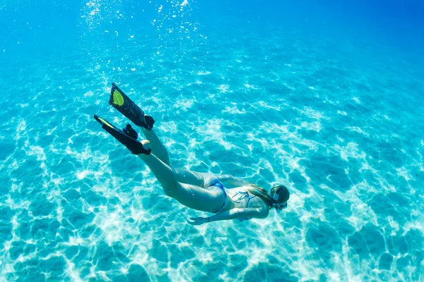Kadın tropikal okyanusta dalış — Stok fotoğraf
