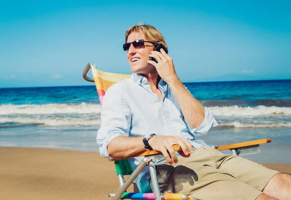 Hombre de negocios en la playa — Foto de Stock