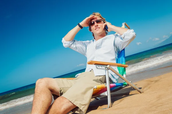 Homem de negócios na praia — Fotografia de Stock