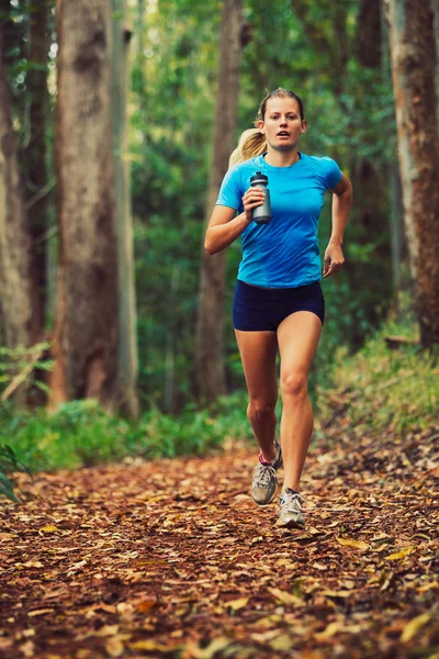 Kobieta biegająca w lesie — Zdjęcie stockowe