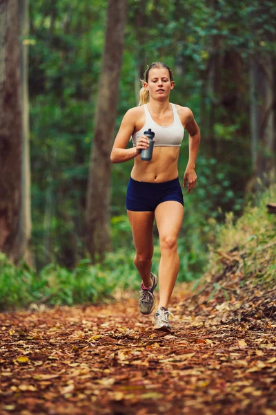 Mujer corriendo en el bosque — Foto de Stock