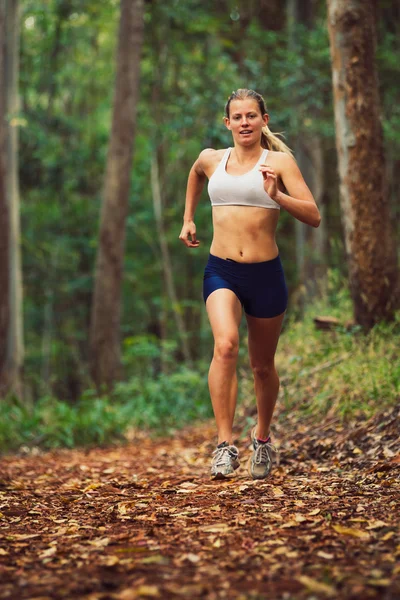 Женщина бежит в лесу — стоковое фото