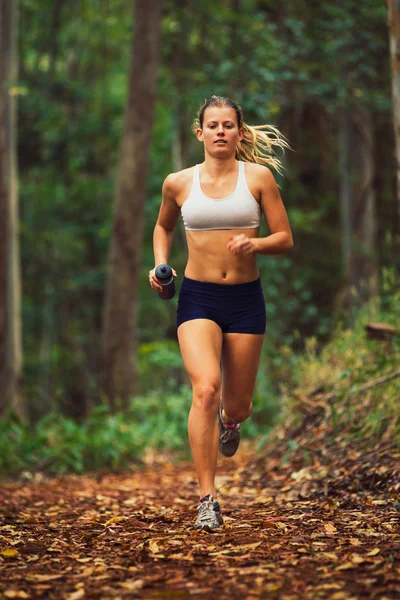 Жінка біжить в лісі — стокове фото