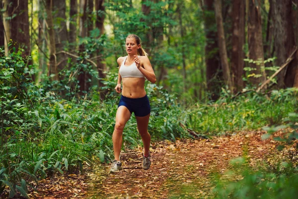 Γυναίκα τρέχει στο δάσος — Φωτογραφία Αρχείου