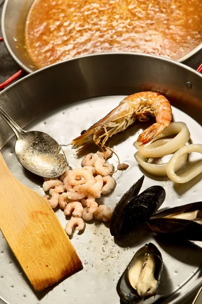 分阶段烹饪海鲜饭 — 图库照片