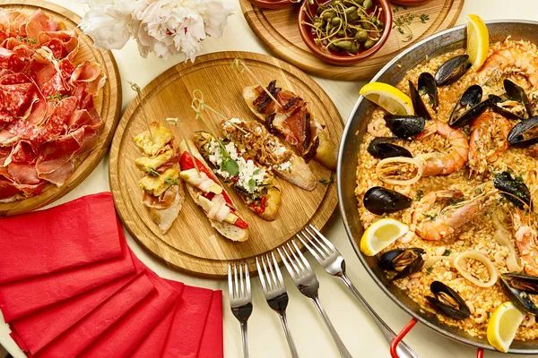 Abendessen mit Paella — Stockfoto