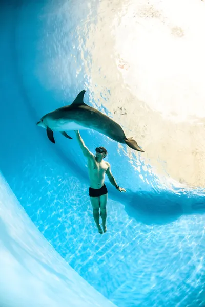 Homem e golfinho — Fotografia de Stock