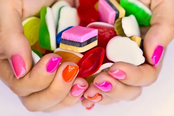 Candys i händer — Stockfoto