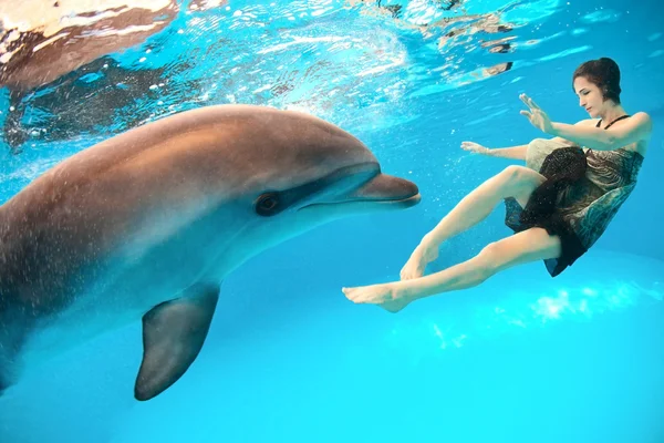Девушка и дельфин — стоковое фото