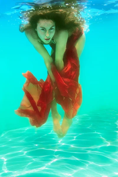 Κορίτσι κάτω από το νερό — Φωτογραφία Αρχείου