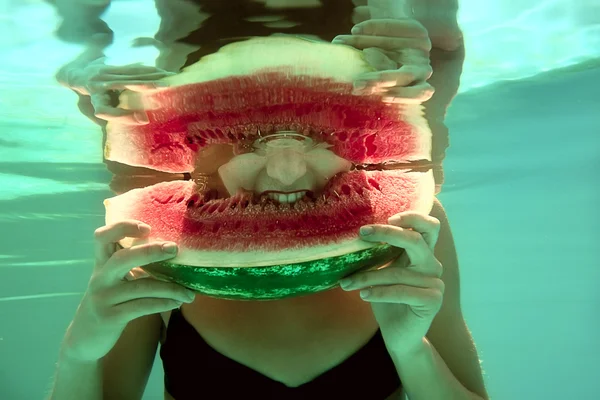 Reife Wassermelone beißen — Stockfoto