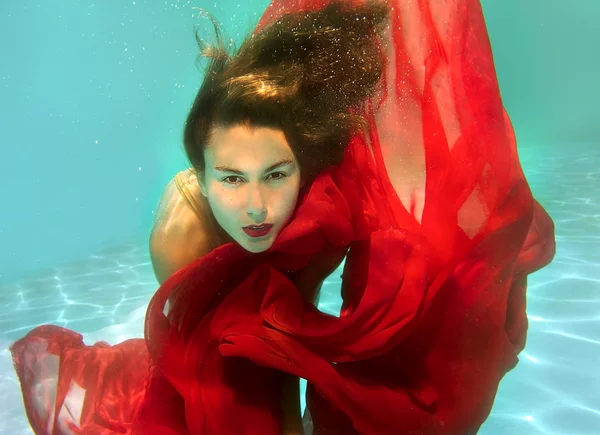 Lány a víz alatt — Stock Fotó