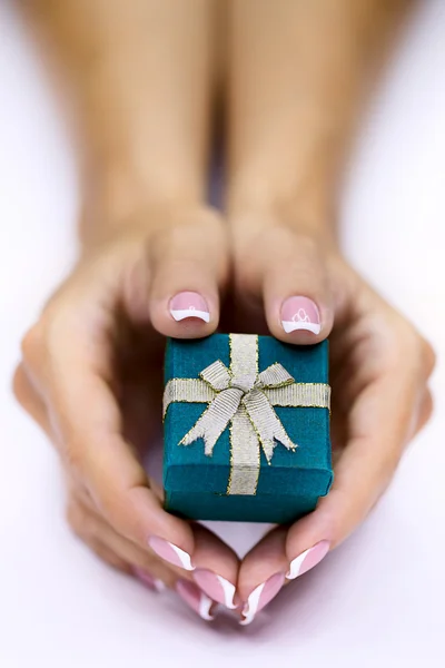 Hände und Geschenk — Stockfoto