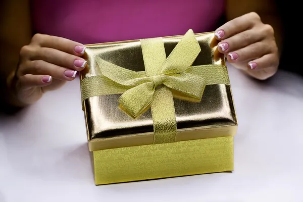 Caixa de presente de ouro — Fotografia de Stock