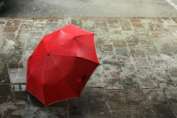 Czerwony parasol — Zdjęcie stockowe