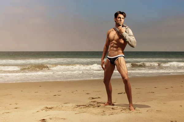 Sexy muž na pláži — Stock fotografie