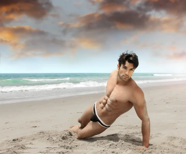 Mannen på stranden sexig — Stockfoto
