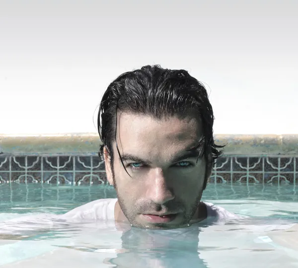 Человек лицом в бассейне — стоковое фото