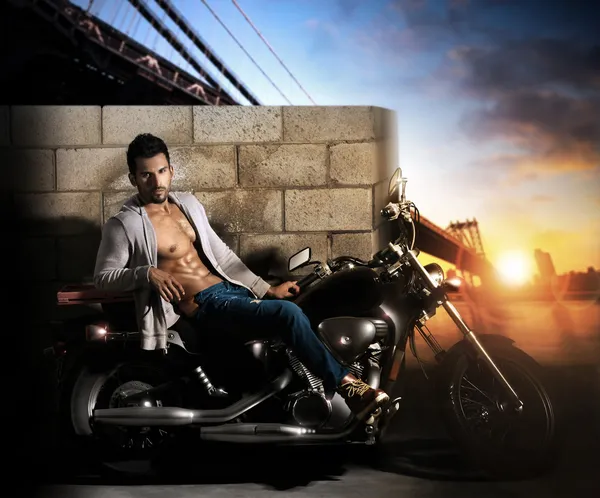 Sexy man op de motorfiets Stockfoto